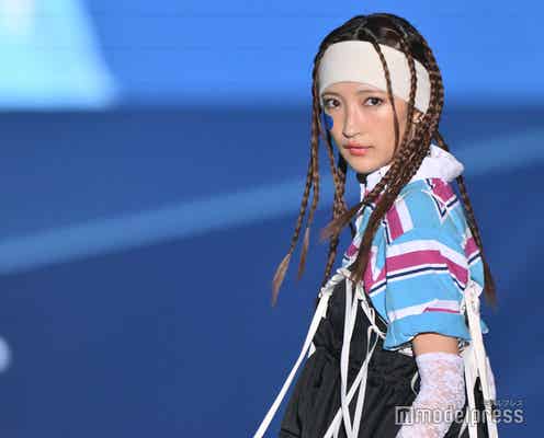 Girls2小川桜花、スポーツMIXスタイルで登場 レースタイツから美脚大胆披露【TGC北九州2024】