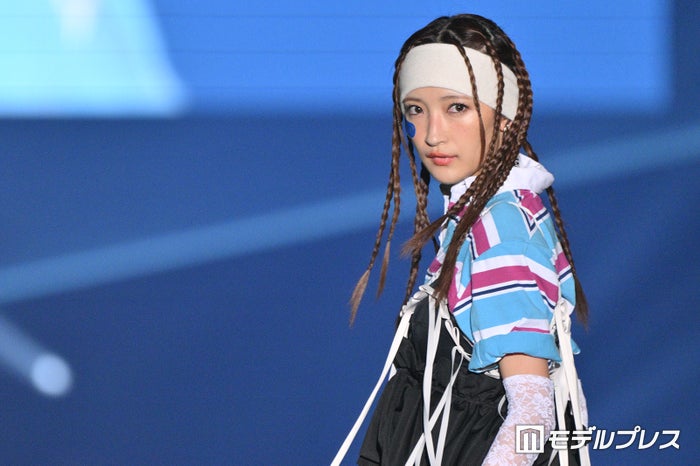 Girls2小川桜花、スポーツMIXスタイルで登場 レースタイツから美脚大胆披露【TGC北九州2024】