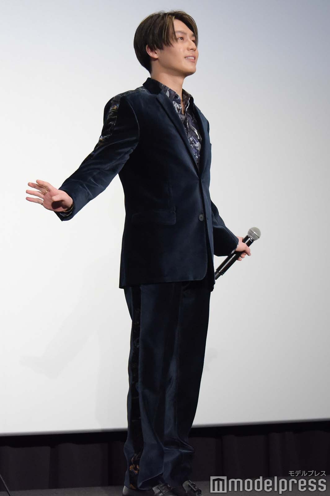 変身シーンを再現する松田元太 （C）モデルプレス