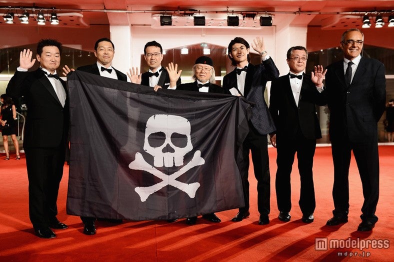 「第70回ヴェネチア国際映画祭」レッドカーペットイベントに登場した三浦春馬（右から3番目）（C）LEIJIMATSUMOTO／CAPTAIN HARLOCK Film Partners