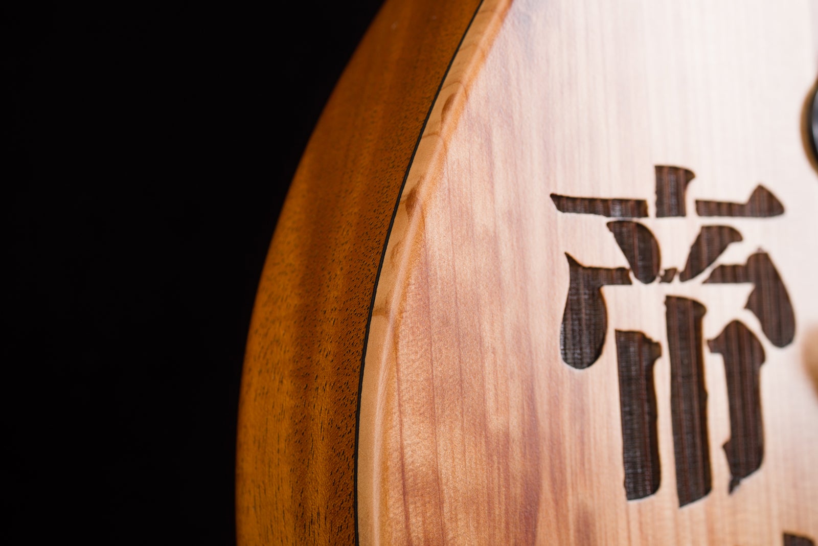 「帝劇オリジナルギター」商品画像（イメージ）（提供写真）