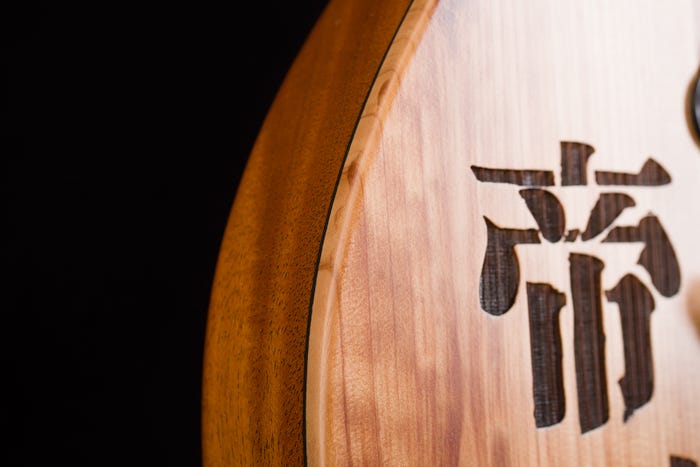 「帝劇オリジナルギター」商品画像(イメージ)(提供写真)