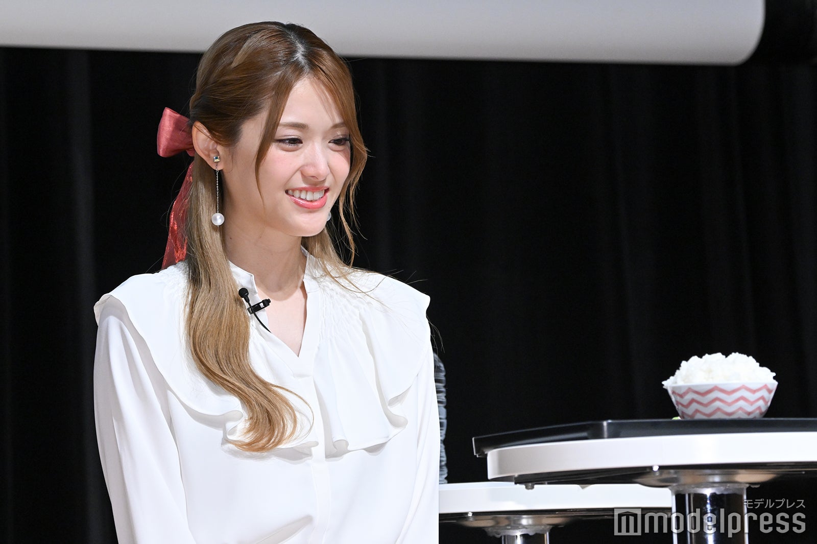 お米を見つめる松村沙友理 （C）モデルプレス