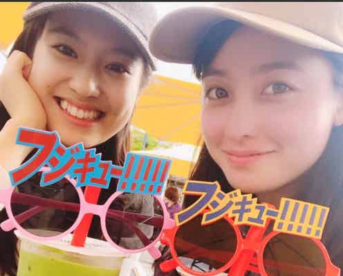 橋本環奈&恒松祐里、富士急ハイランド&ディズニーはしごデート “タピ活”動画が「可愛い」と話題