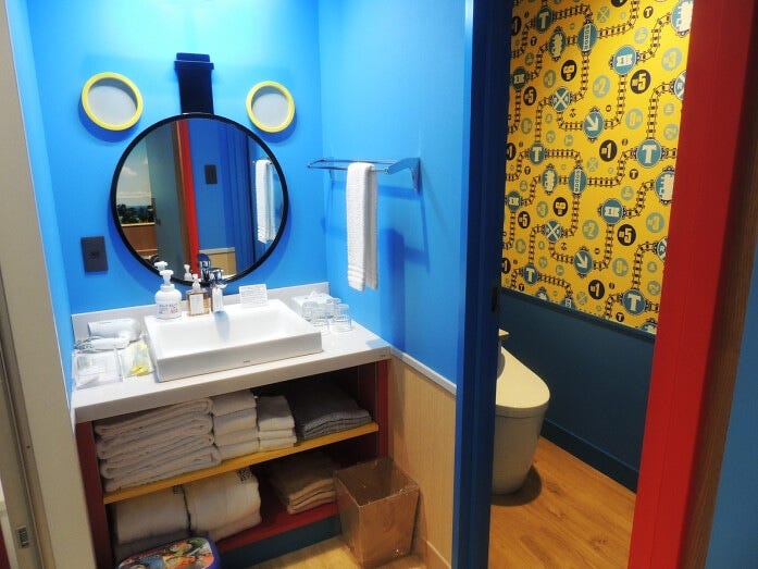 洗面所やトイレの壁などもカラフルで楽しくなってきます