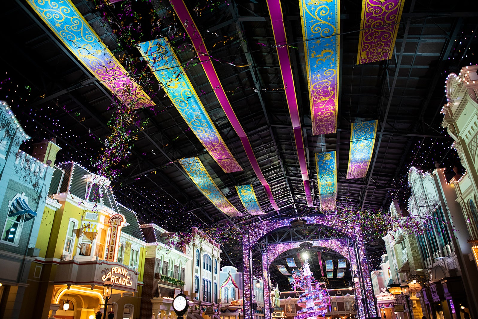 東京ディズニーランド「セレブレーションストリート」 （C）Disney