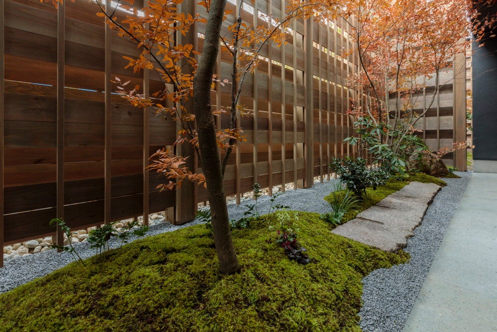 各客間ごとに設計されている坪庭 (Photo Tomohiro Sakashita）