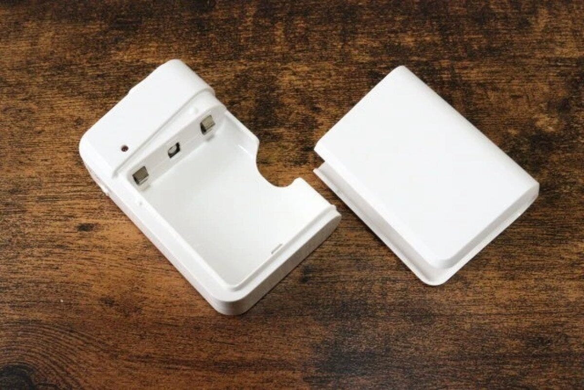 ダイソー　乾電池式緊急充電器　乾電池タイプ