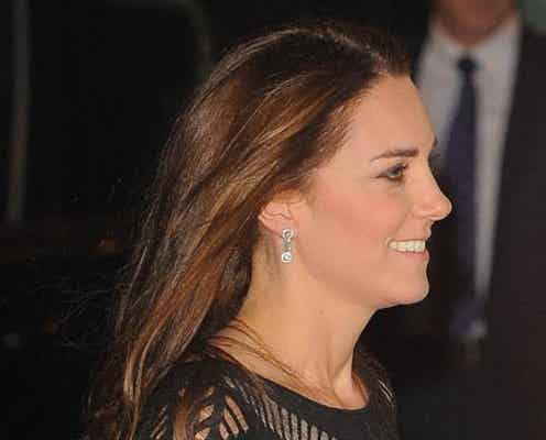 英キャサリン妃、少しふっくら? セクシーワンピで登場
