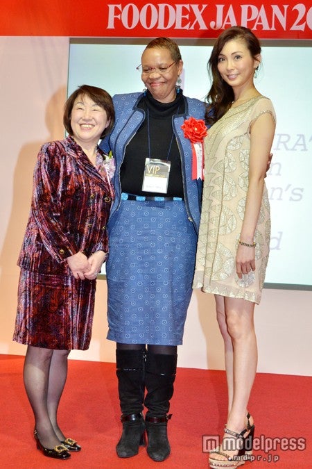 ワインアンドスピリッツ文化協会理事長・田辺由美氏、モハウN.ペコ南アフリカ共和国大使閣下、押切もえ