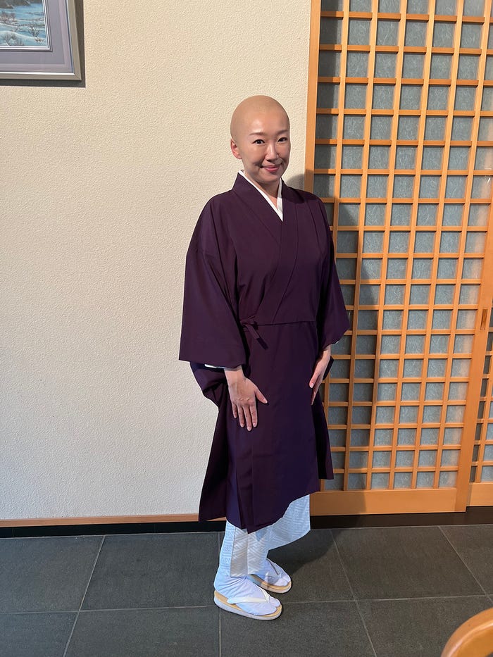 松岡依都美「地面師たち」オフショット(提供写真)