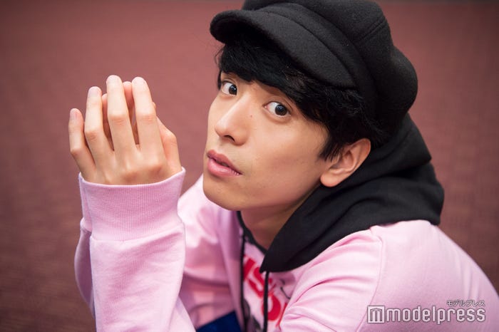 黒羽麻璃央(C)モデルプレス