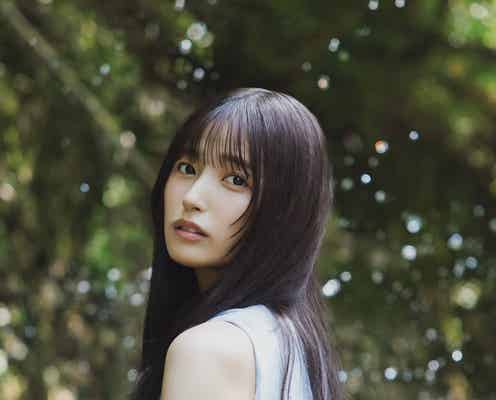 乃木坂46五百城茉央、ノースリワンピ姿で川遊び&プールで青春グラビア「ボム」表紙登場【独占カットあり】