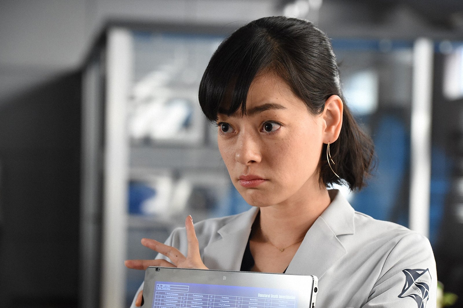 市川実日子／「アンナチュラル」第1話より（C）TBS