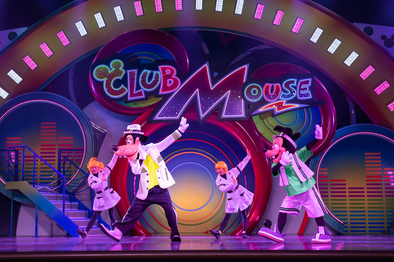 グーフィーとマックスがヒップホップをイメージしたダンスを披露／「クラブマウスビート」（C）Disney