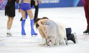 五輪に「ありがとう」“りくりゅう”、坂本の3人が銀盤中央のマークに触れて一礼 坂本は涙も 木原「たくさんのことを経験させていただいた」