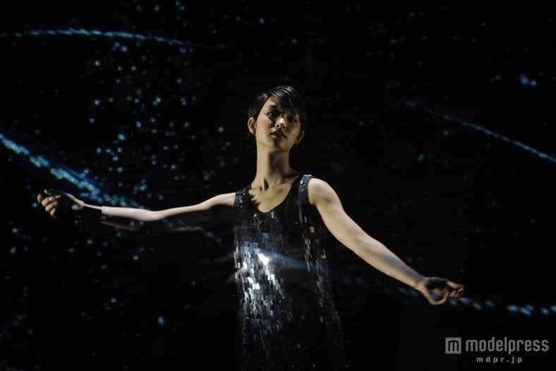 剛力彩芽、ミニドレスで美脚披露！“宇宙規模”のイリュージョンで500人を魅了