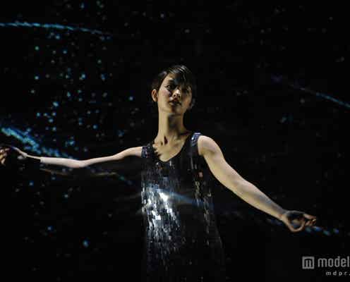 剛力彩芽、ミニドレスで美脚披露!“宇宙規模”のイリュージョンで500人を魅了