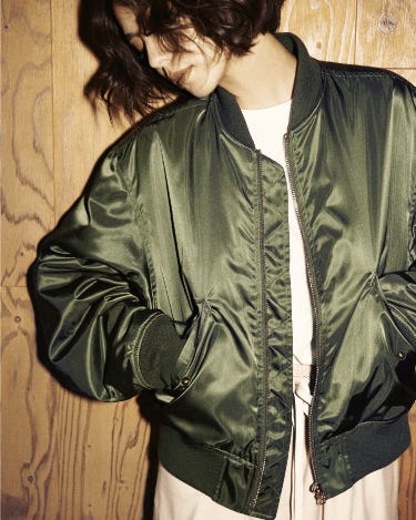 カーキMA-1¥64,000/ハウスコミューン(バロックジャパンリミテッド) ホワイトTシャツ¥6,500/フレームワーク(フレームワーク 自由が丘店) ライトピンクワイドパンツ¥16,000(MACPHEE/TOMORROWLAND) ブレスレット¥20,000/ルルフロスト(アメリカンラグ シー 渋谷店) ライトグレーボストンショルダーバッグ¥21,800/ヤーキ(クルーン ア ソング 銀座マロニエゲート) ホワイトスニーカー¥20,000/Amb(ハイブリッジ インターナショナル)(C)TOPLOG