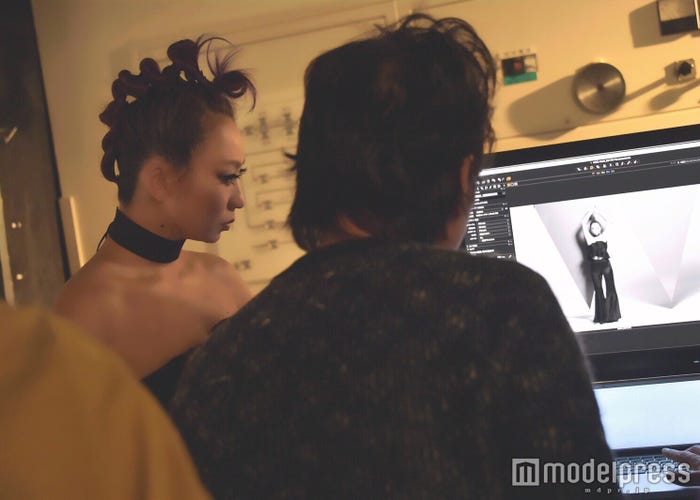 モニターでチェックしている倖田來未(C)モデルプレス