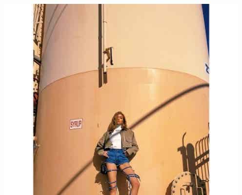 ローラの美脚あらわなセクシーショットにドキッ ハイセンスなファッションを披露