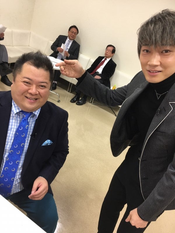 小杉竜一＆綾野剛 ／上地雄輔オフィシャルブログより（LINE）