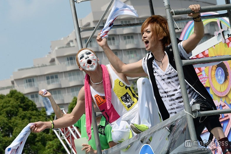 タオルを振り回す樽美酒研二、喜矢武豊