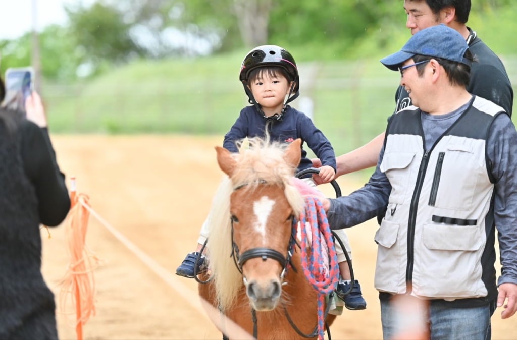 【京都】京都駅エリアに自然たっぷりのカフェが登場！ ポニーと触れ合えるオープン記念イベントも♡