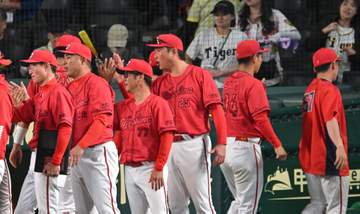 広島・新井監督 斉藤汰「いや、本当に。よくまたいで、よくしのいだ」「苦しい時こそみんなで戦っていきたい」【一問一答】