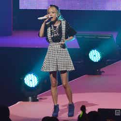 「Seventeen 夏の学園祭2013」でライブパフォーマンスを行った西野カナ