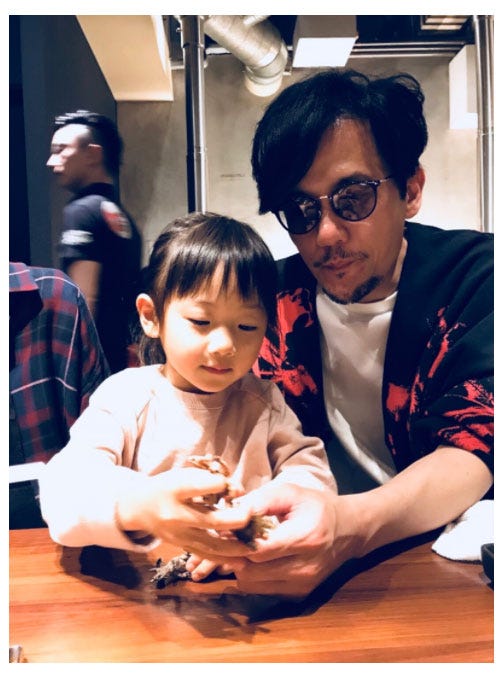 恐竜で一緒にあそぶ稲垣吾郎 (C)モデルプレス