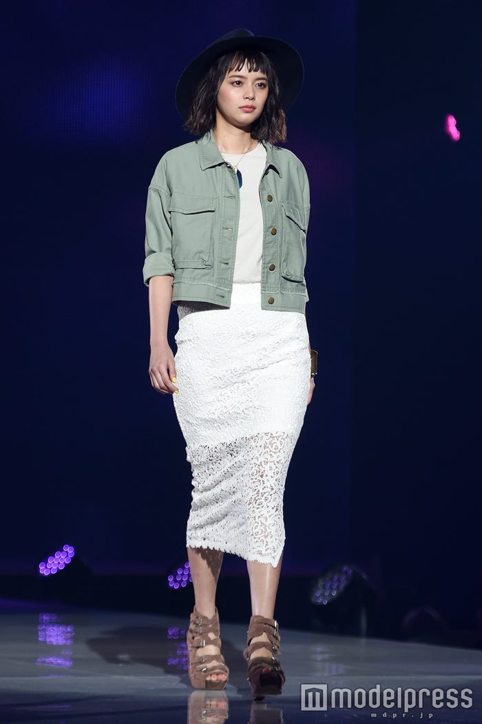 岸本セシル×「AZUL by moussy」(C)モデルプレス