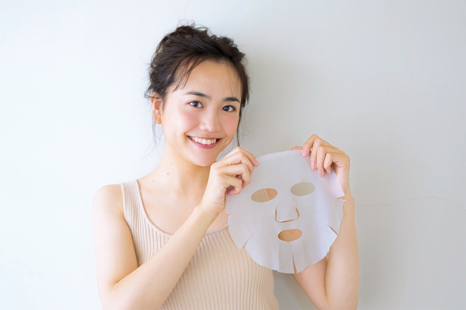 肌美精のマスクで肌をケア！（モデル：松井愛莉）／画像提供：主婦の友社