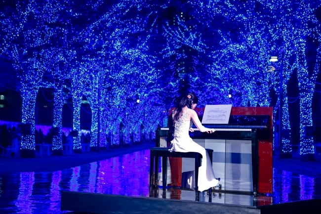 「青の洞窟SHIBUYA」クリスマスは“美女と野獣”をピアノ生演奏、光と音が連動