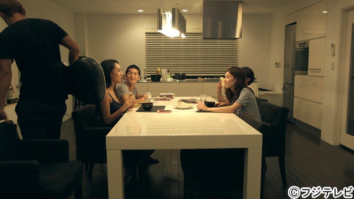 メンバーの発言にキレてその場を立ち去る今井洋介(左)/「テラスハウス」9月13日放送回より