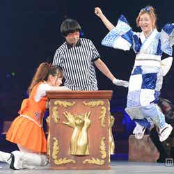 小嶋陽菜、梅田彩佳(C)AKS