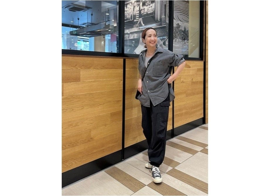 カジュアルなボトムスも、襟つきのシャツでスタイリッシュに　出典：WEAR