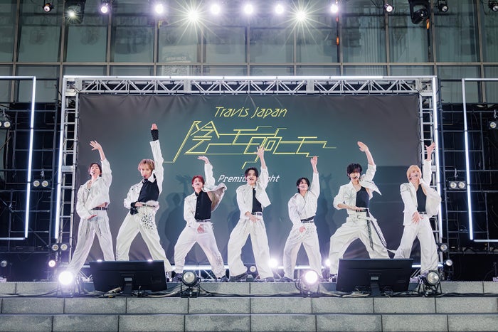 Travis Japan、歌舞伎町降臨＆強風切り裂く圧巻パフォーマンス 7人初CDシングルのリリイベに喜び【陰ニモ日向ニモ】