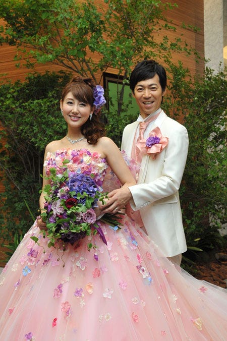 お色直し後の安めぐみ&東貴博(C)杉本篤