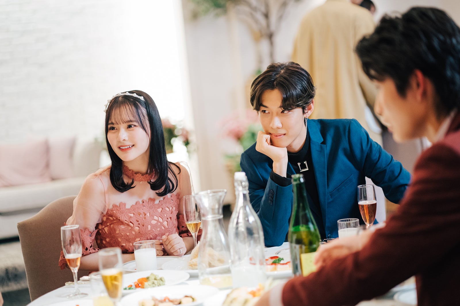 齊藤なぎさ、ロビン「花束とオオカミちゃんには騙されない」第1話（C）AbemaTV, Inc.