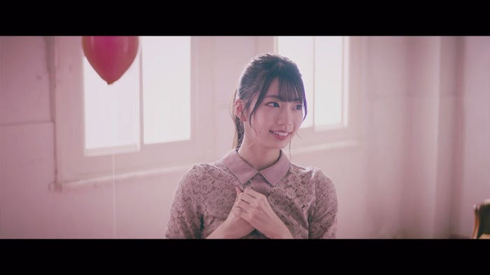 高本彩花/日向坂46「Footsteps」MVより(画像提供:ソニー・ミュージックレーベルズ)