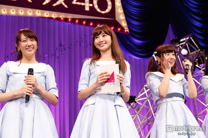 小嶋陽菜(中央)(C)AKS