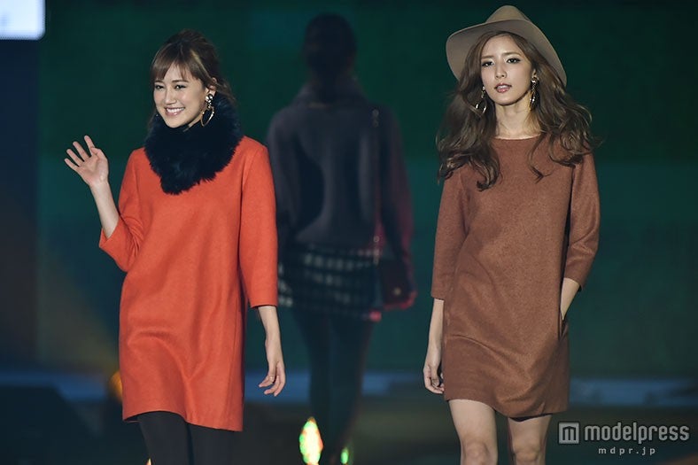 E-girls藤井萩花＆夏恋、“姉妹”ランウェイに大歓声＜GirlsAward 2015 A／W＞