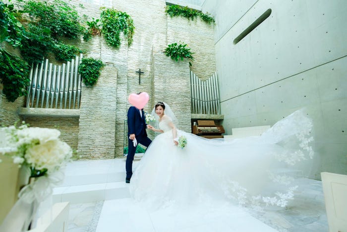 手島優&夫のウェディングショット(提供写真)