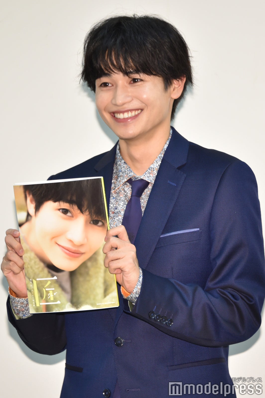 しっかり写真集をアピールする西垣匠（C）モデルプレス