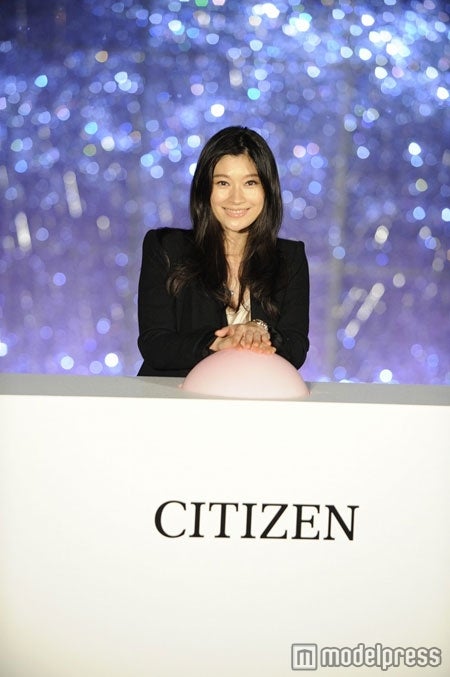 篠原涼子、六本木ヒルズ点灯式に登場　幻想的なイルミネーションに興奮