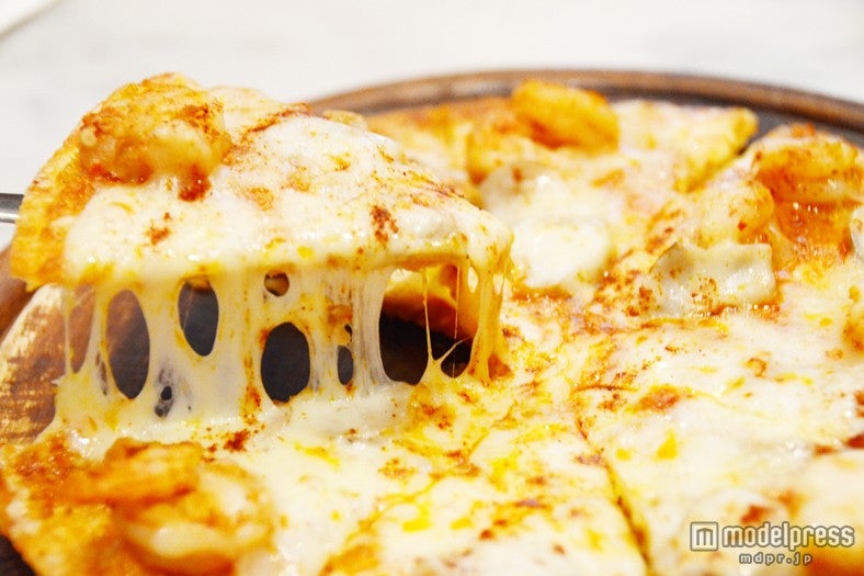 しっかりチーズに焼き目のついたピザ