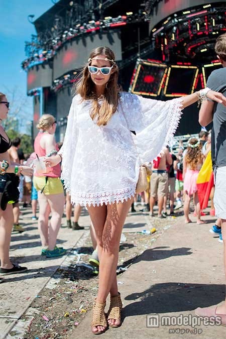 ミニマムなフラワークラウンでスタイリッシュ