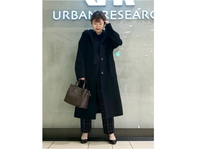 シルエットのきれいなコートや裾に向かって細くなるテーパードパンツですっきり　出典：WEAR