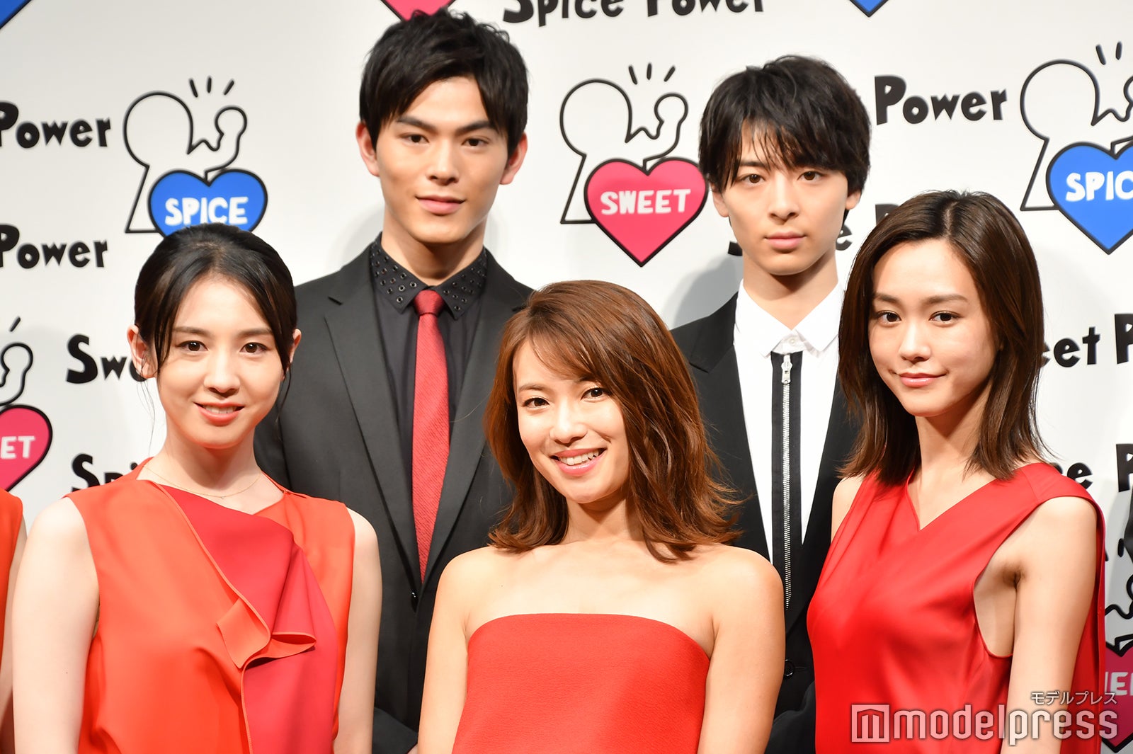（後列）松大航也、高杉真宙（前列）桜庭ななみ、内山理名、桐谷美玲（C）モデルプレス